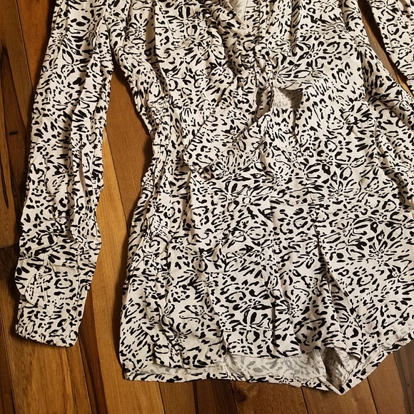 🌟🆕Jessica Simpson Animal Print Romper / Jumpsuit - Picture 2 of 5